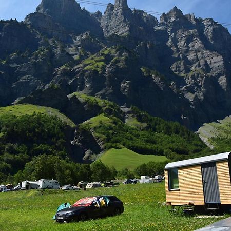Campingplatz Mit Restaurant & Sportarena Leukerbad Exteriér fotografie