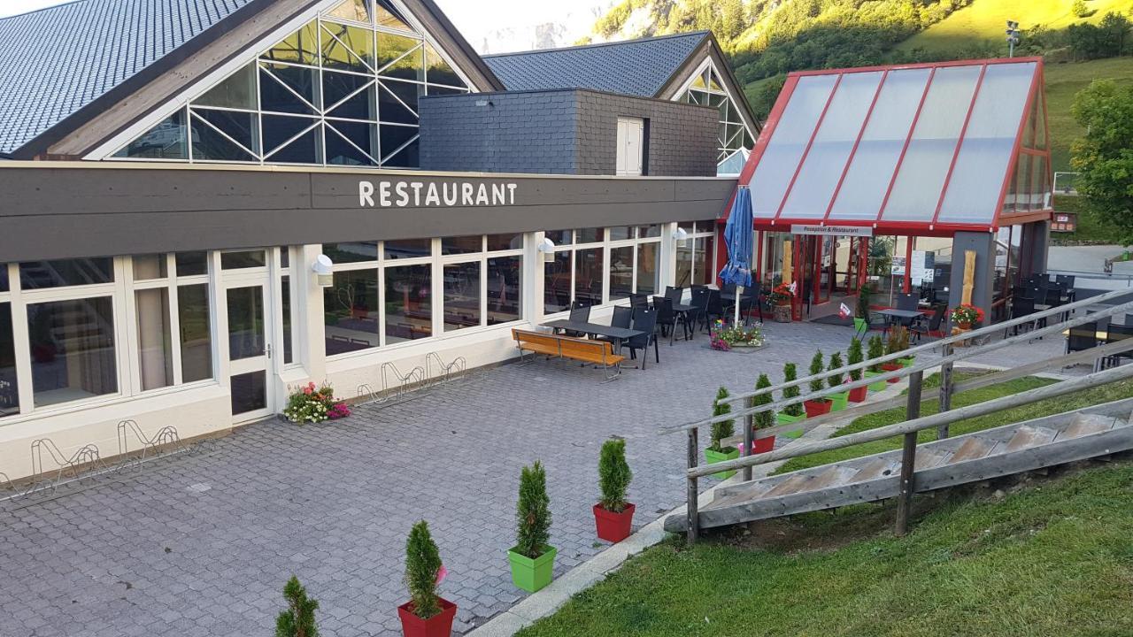 Campingplatz Mit Restaurant & Sportarena Leukerbad Exteriér fotografie